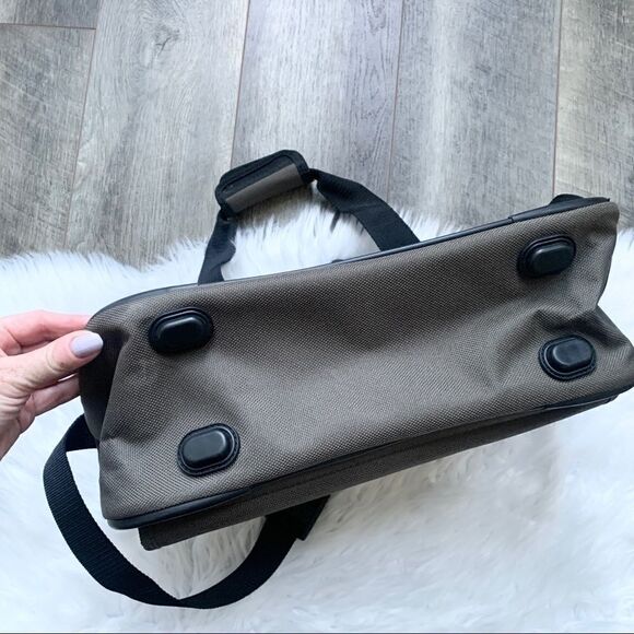 Eddie Bauer Men’s Travel Laptop Carryon Shoulder Bag Olive Green - Picture 6 of 12